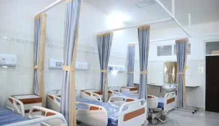 Hospital ward with patient beds where healthcare facilities use a laundry service app to manage linens, uniforms, and hygiene needs.